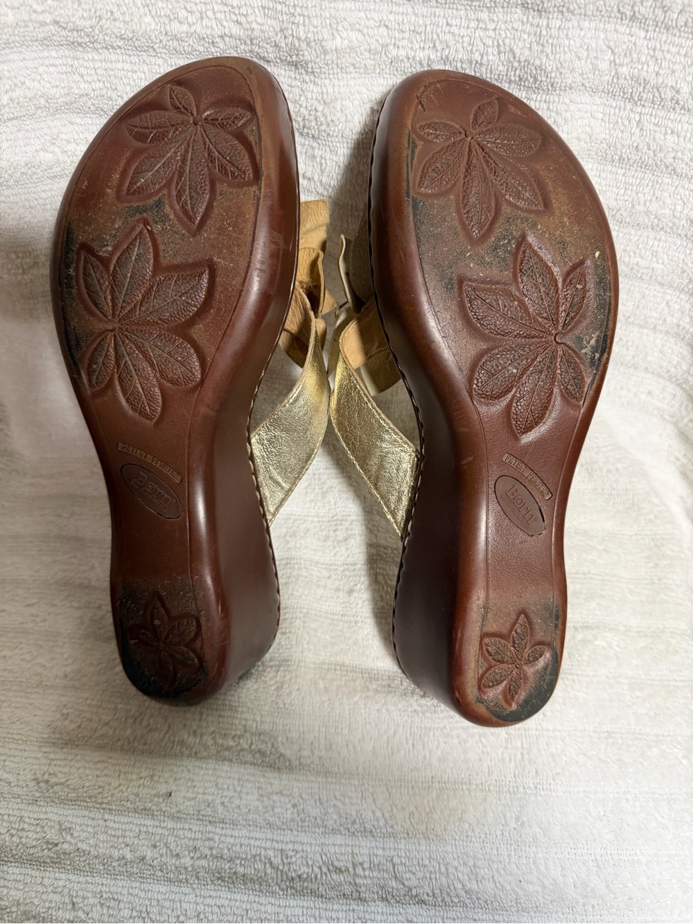 Born Gold Leather Floral Thong Wedge Sandals - Women Size 10 - Picture 7 of 7